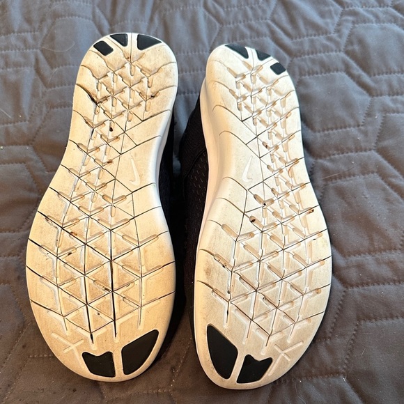 Nike Free Run Black Athletic Shoes with Yellow Accent Size 6 - Picture 2 of 5